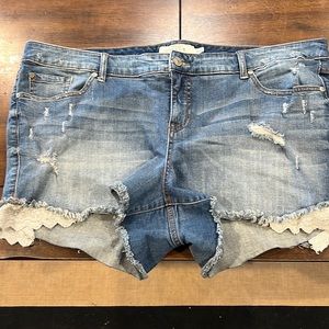 Torrid size 22 frayed hem Jean stretch shorts with beaded detail on sides !